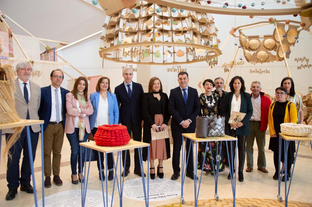 Representantes públicos posando frente a las lámparas