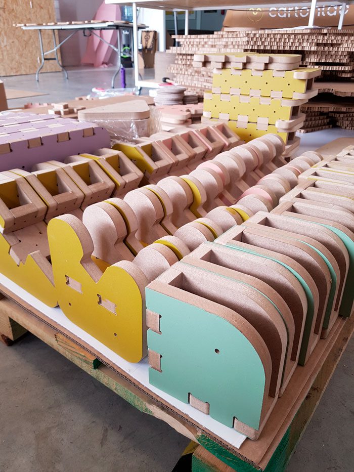 Piezas ordenadas sobre el palet para enviar a Pensar coas mans