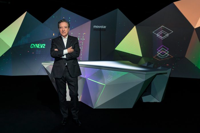 Iñaki Gabilondo posando en el decorado de Cartonlab