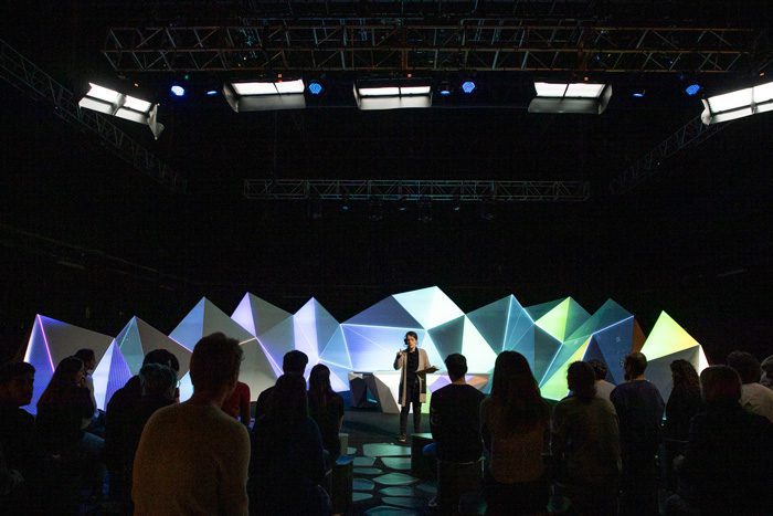 Regidora en el decorado con video mapping