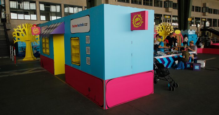 Fachada de zona de talleres, diseño para evento sostenible