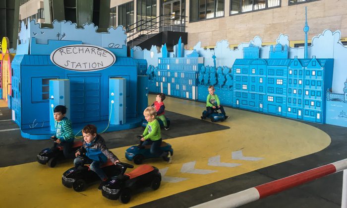 Niños jugando con circuito en el ejemplo de diseño de eventos sostenibles