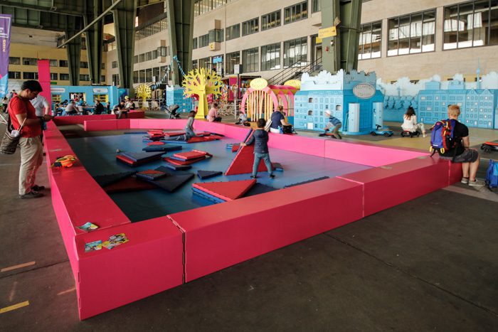 Banco perimetral y pista blanda, parte del diseño para evento sostenible