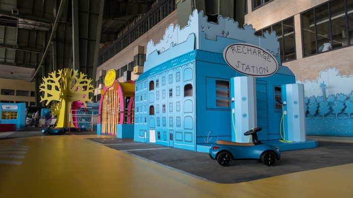 Punto de recarga dentro del diseño para evento sostenible