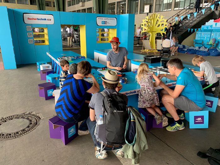 Diseño para evento sostenible. Mesa en U para taller