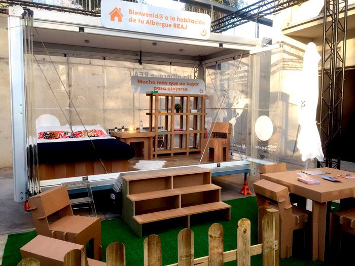 Habitación móvil con muebles para marketing urbano