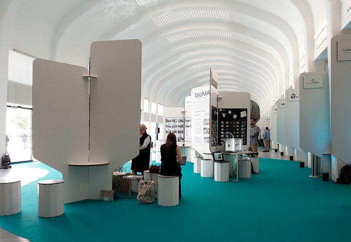 Vista general del edificio Séneca con stands expositores