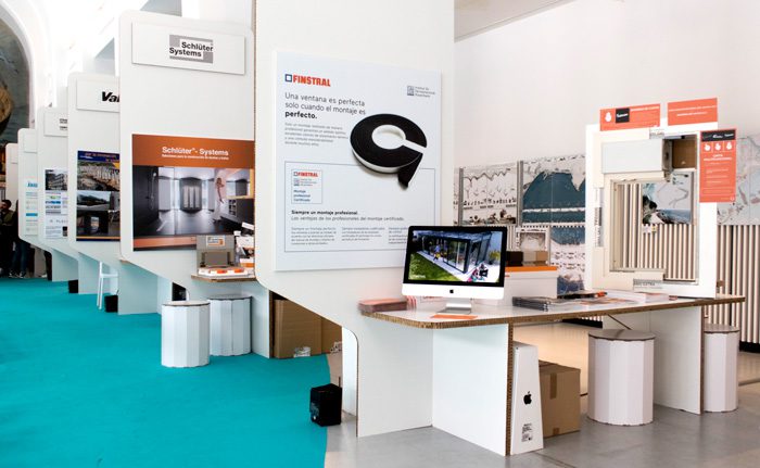 Vista detallada de stands expositores para empresas