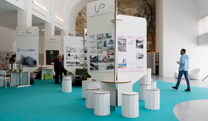 Stands expositores para empresas triples