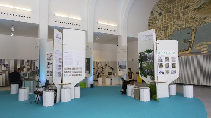 Stands expositores para empresas y taburetes