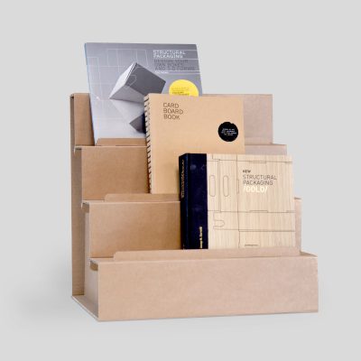 KLETT Expositor escalonado sobremesa- Acabado Kraft - Vista frente con objetos