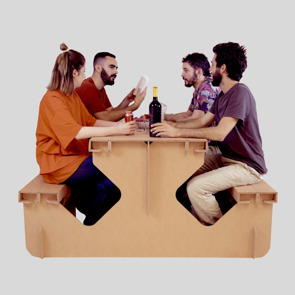 Mesa picnic para eventos con gente