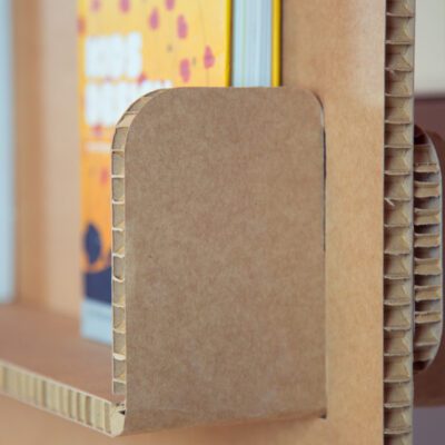 detalle ensamble estantería cartón