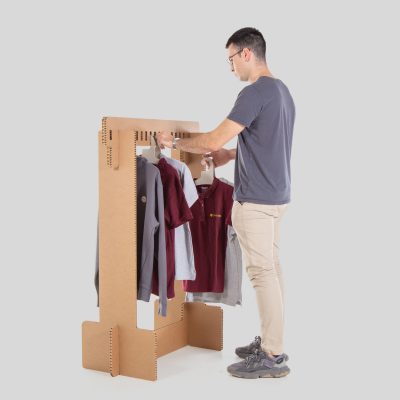 KLETT Burro colgador - Acabado Kraft - Vista oblicua con persona