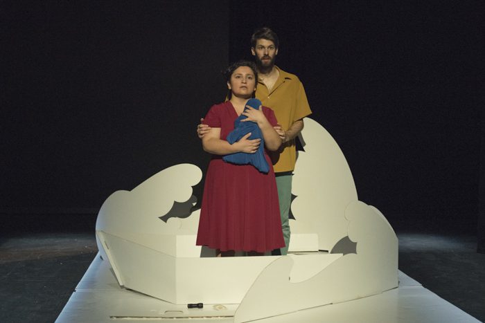 Los actores sobre la barca del diseño de escenografía pop up