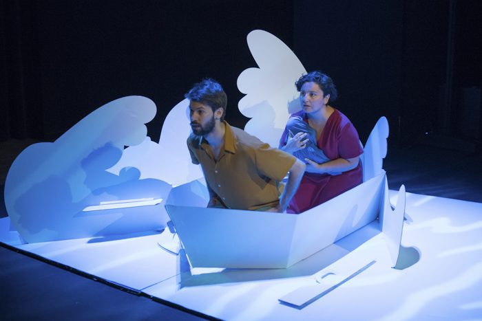 Actores dentro de la barca del diseño para escenografía pop up