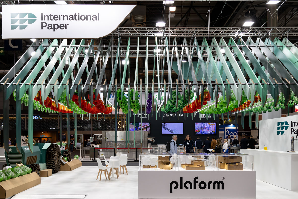 Vista lateral de stand de International Paper en feria