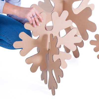 Montaje de copos de Navidad de cartón