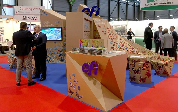 Encuentro con clientes en stand en FEFCO