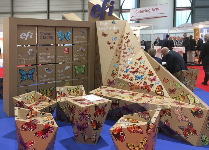 stand en FEFCO impreso con muebles y decálogo