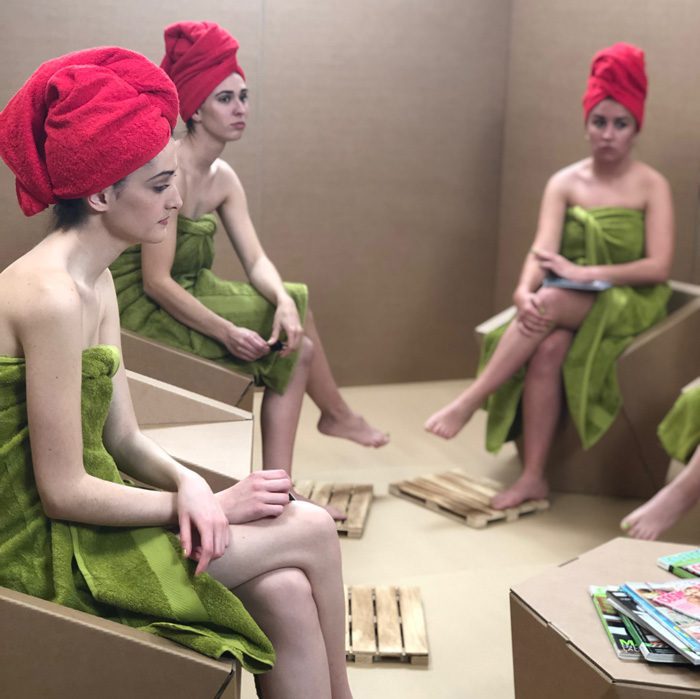 Actrices sentadas sobre decoración para spot de televisión