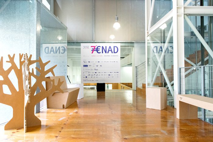 Árbol y bancos en vestíbulo 7ENAD