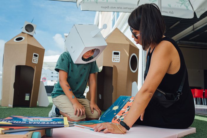 Zona infantil para festival cohetes cartón