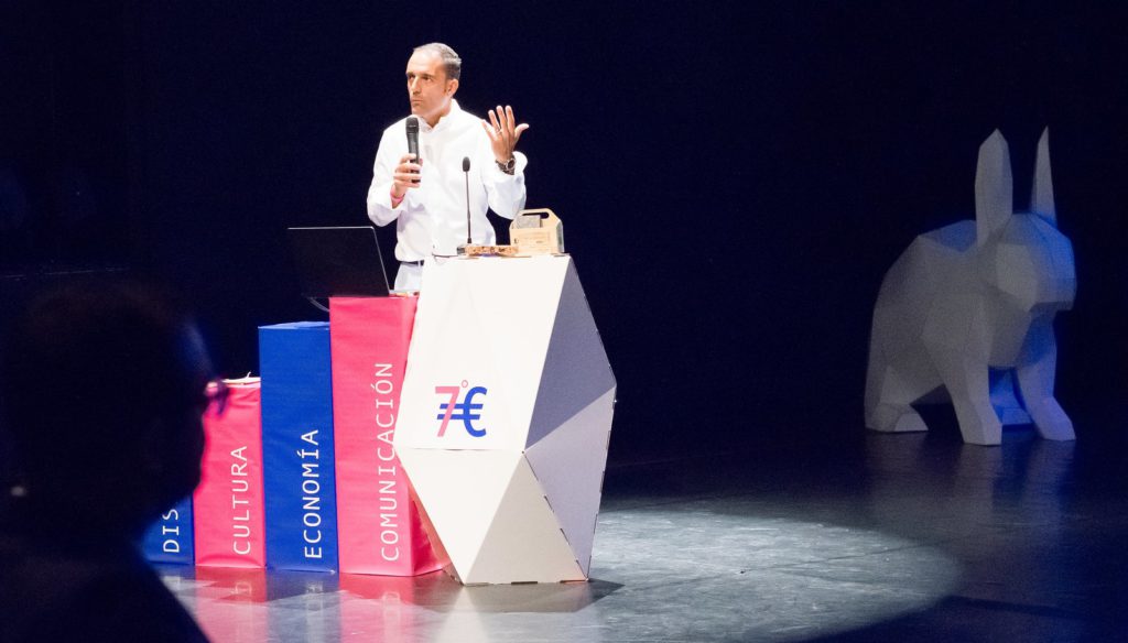 Ponente junto a diseños de Cartonlab