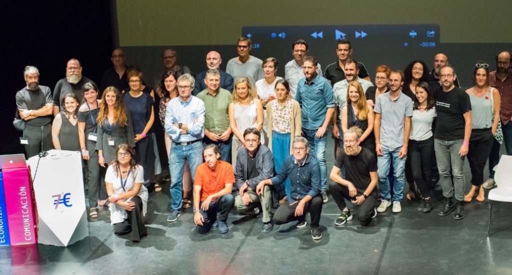 Foto de grupo junto a diseño personalizado para eventos