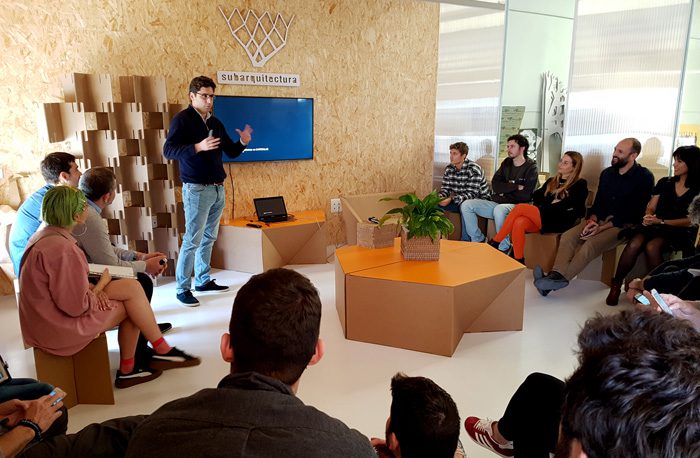 Momento de Charlas en Cartonlab con Subarquitectura