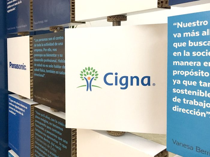 Detalle de panel giratorio de cartón Cigna