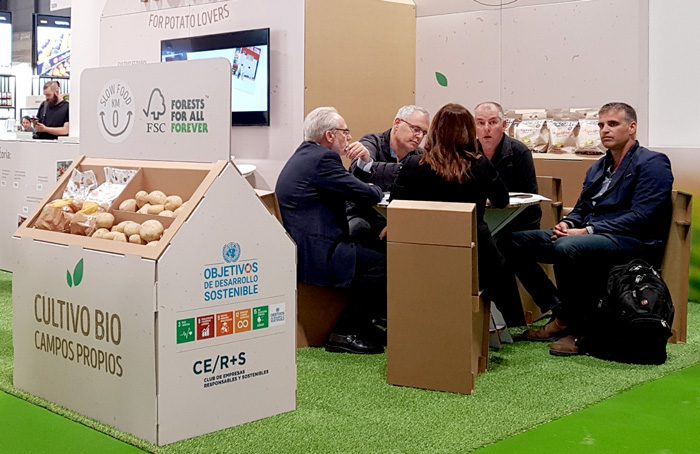 Mesas Brasilia y sillas Jara en el stand en Fruit Attraction