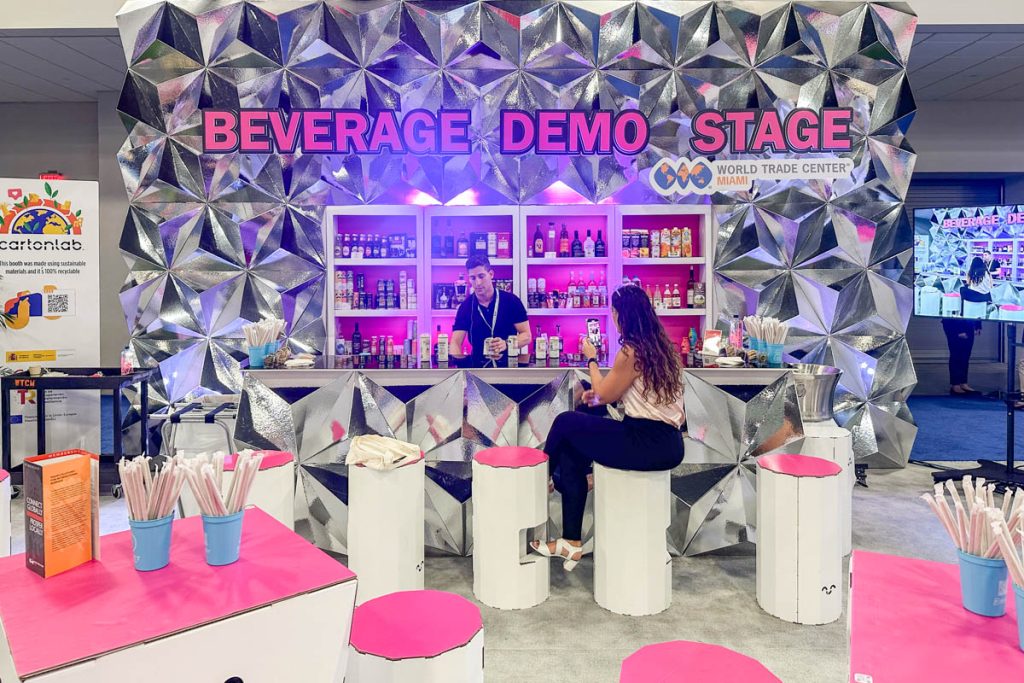 Demo Stage de módulos polgonales de cartón.