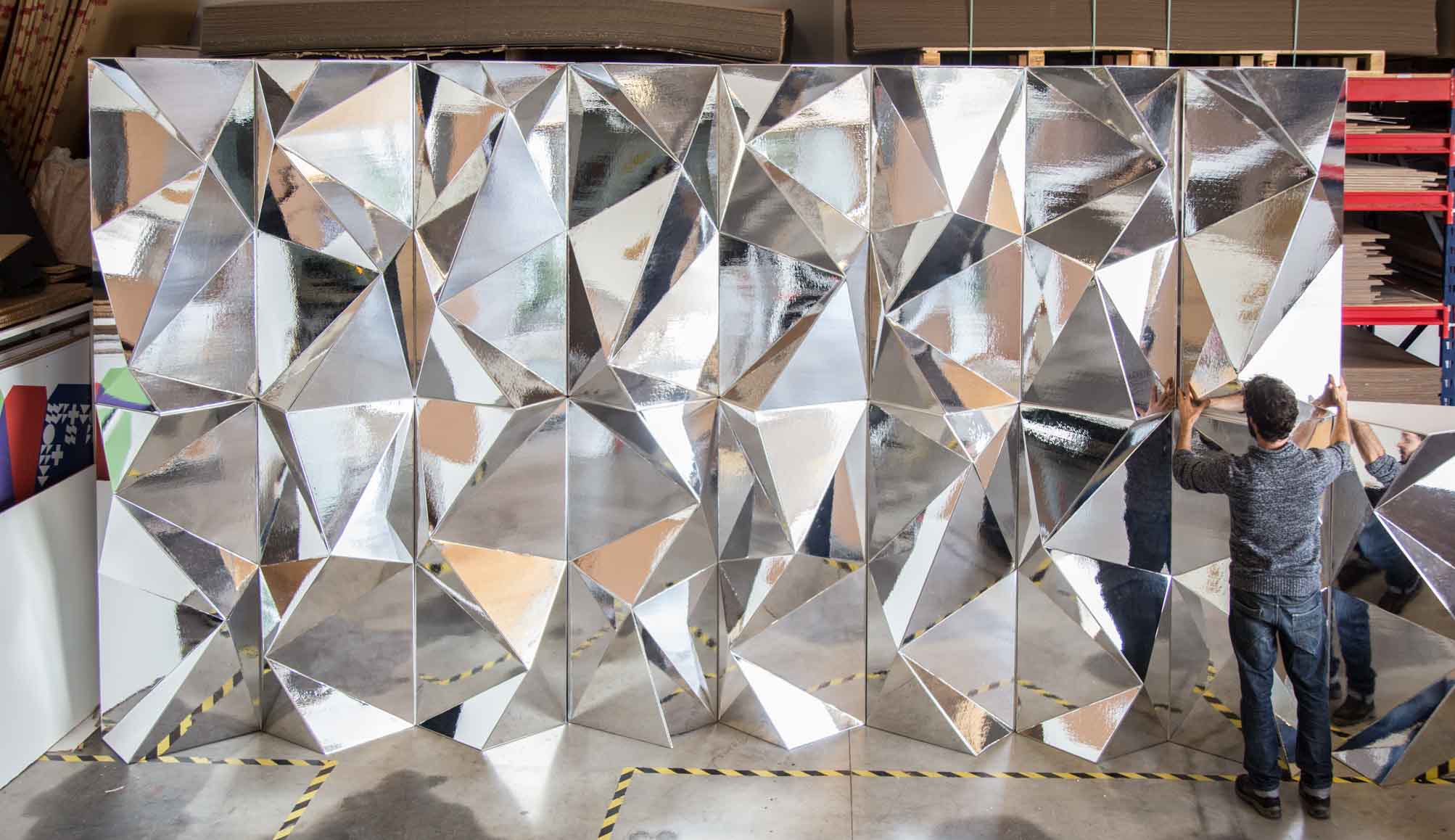 Instalación de muro facetado modular