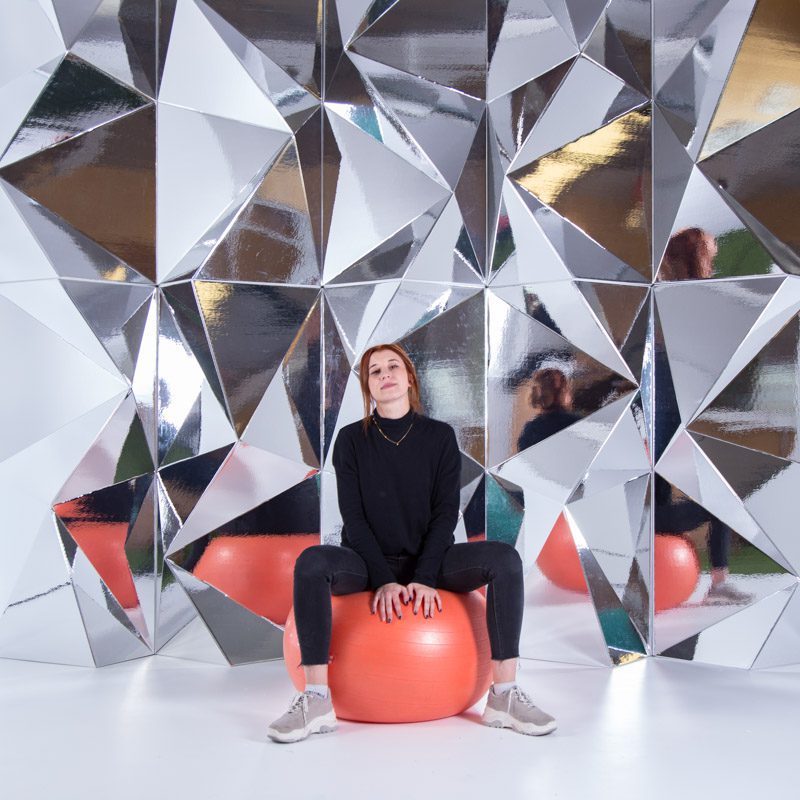 Modelo posando delante del diseño de fondo de escenario