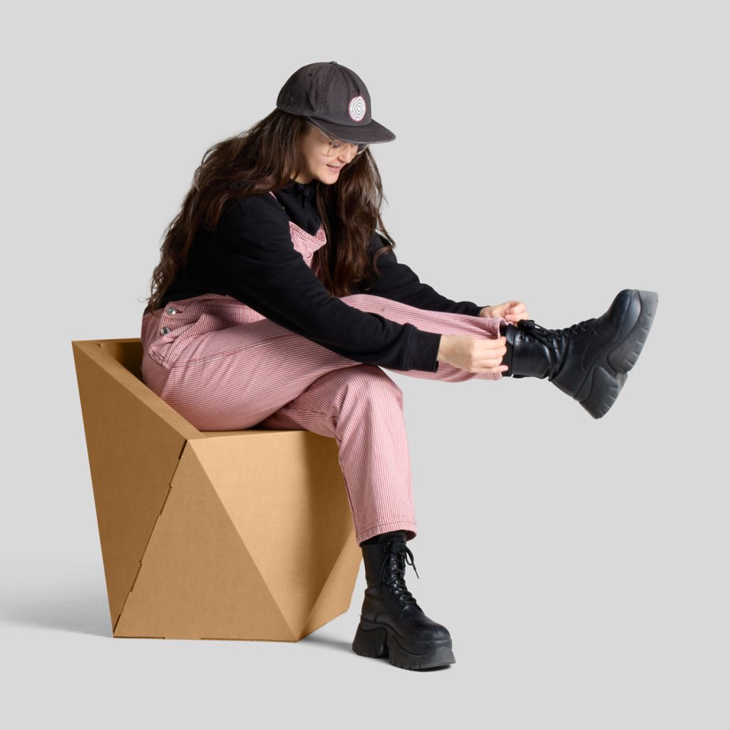 Silla faceta con persona sentada