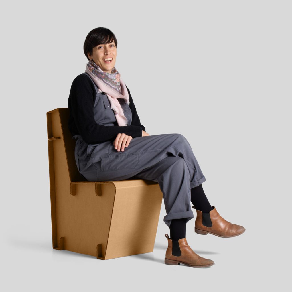 Silla de cartón Jara con persona sentada