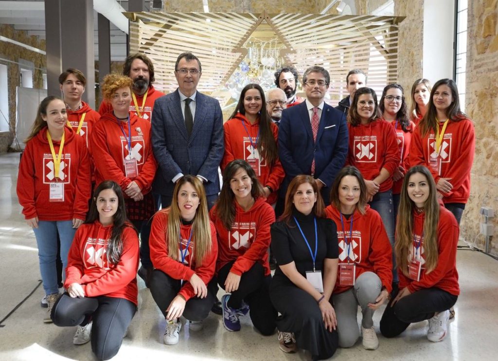 Foto de grupo de los participantes en salones navideños