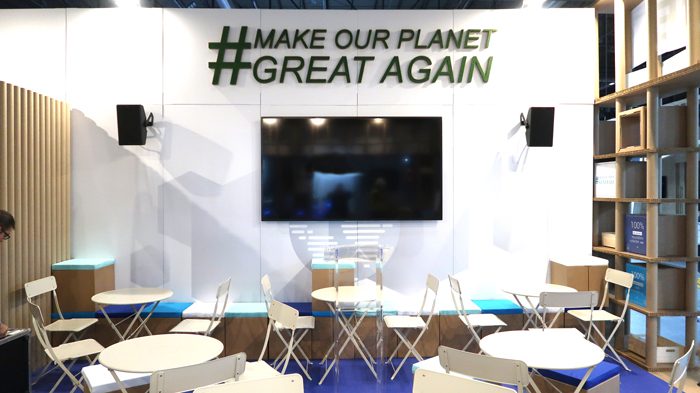 Trasera de cartón del stand de Francia