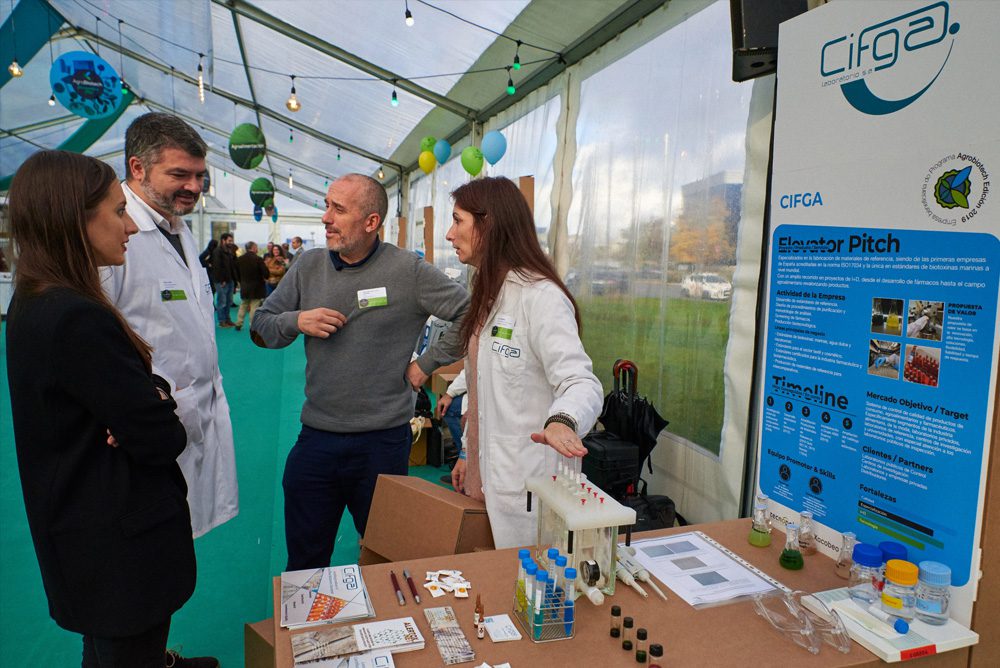 Mostrador tótem de cartón durante feria de agrotecnología. 