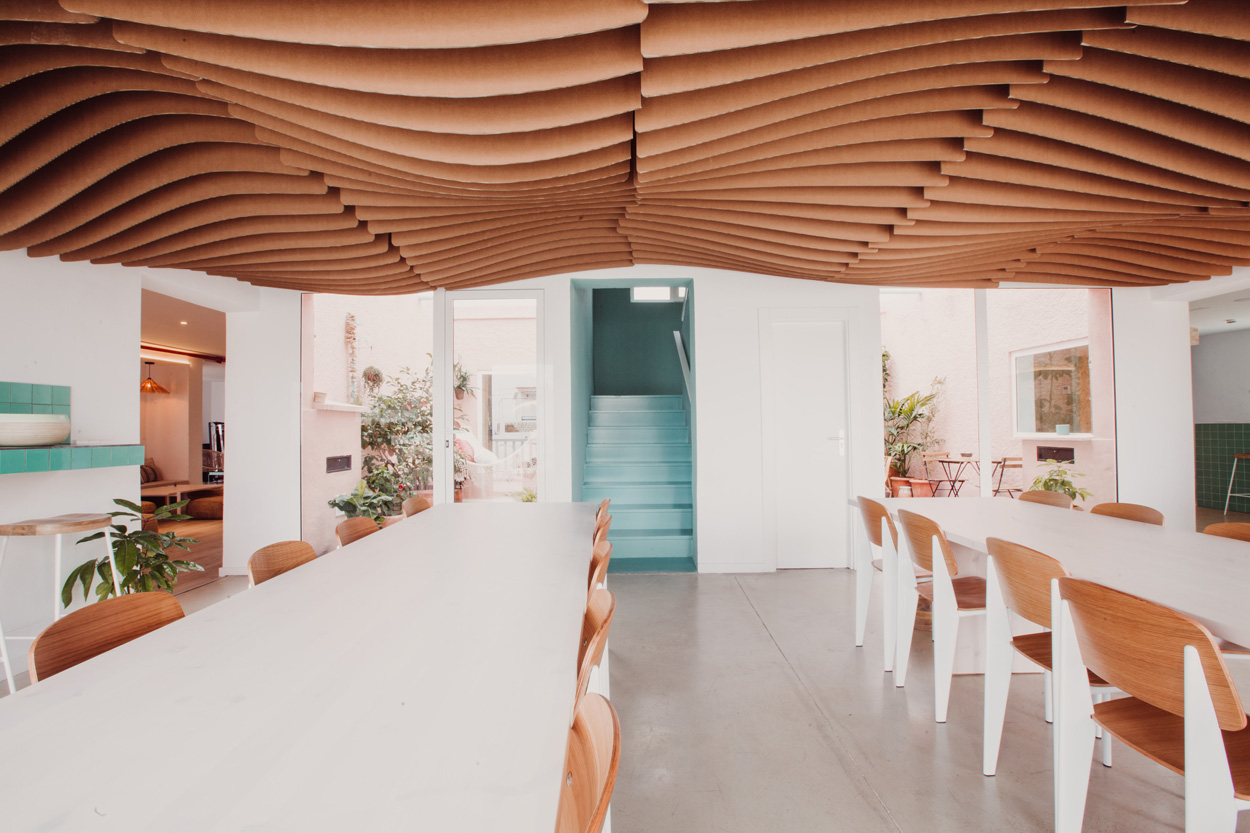 Diseño de interior para hotel con techo de cartón