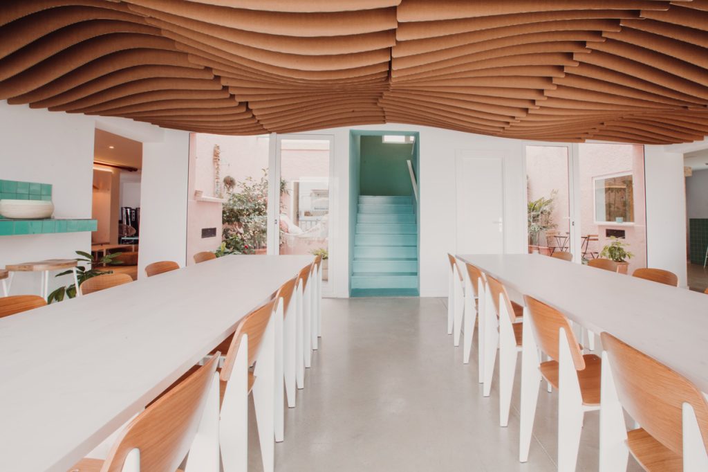 Techo modular de cartón en comedor del hostel