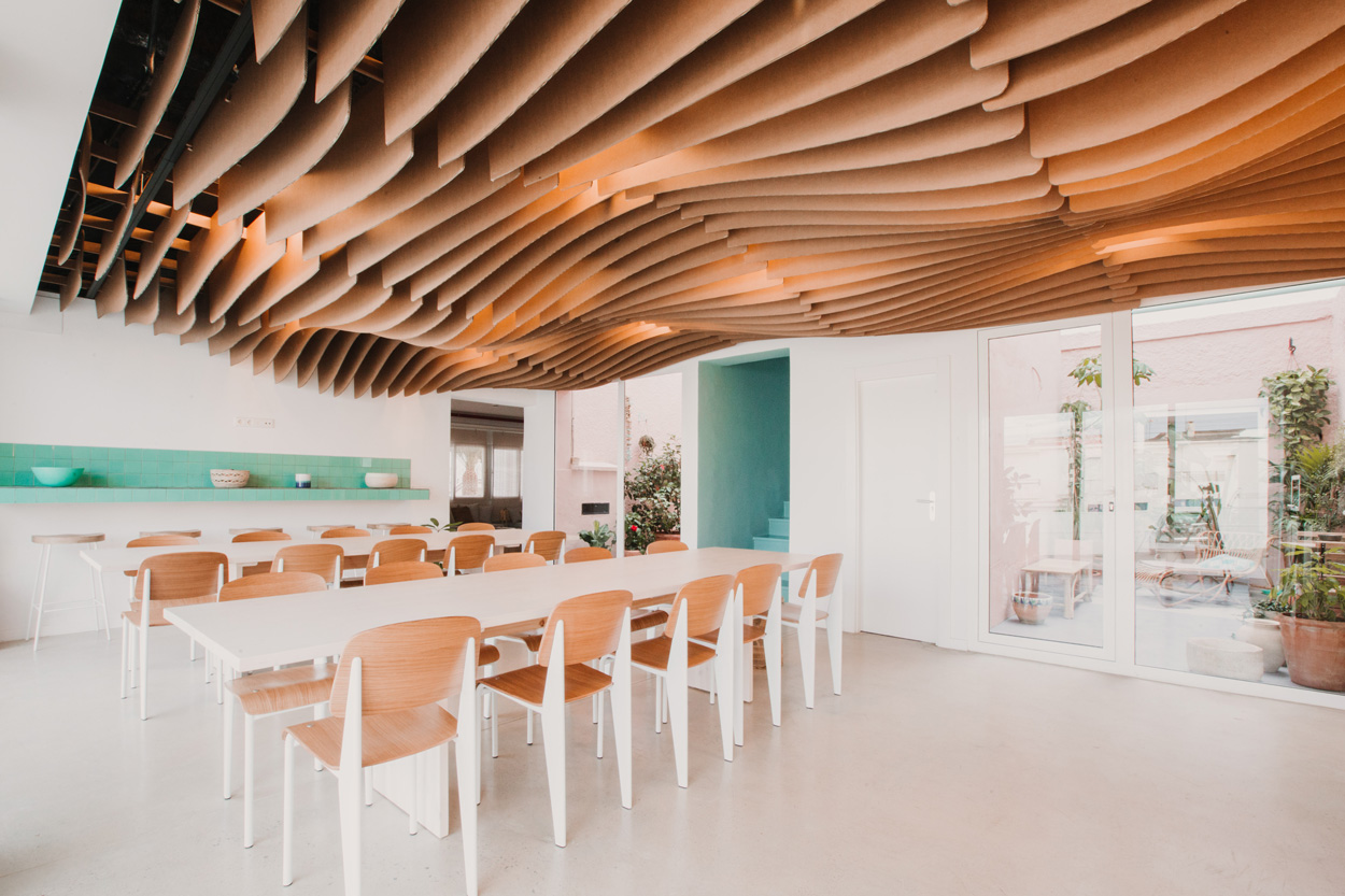 Techo de cartón en Sub-Up Hostel