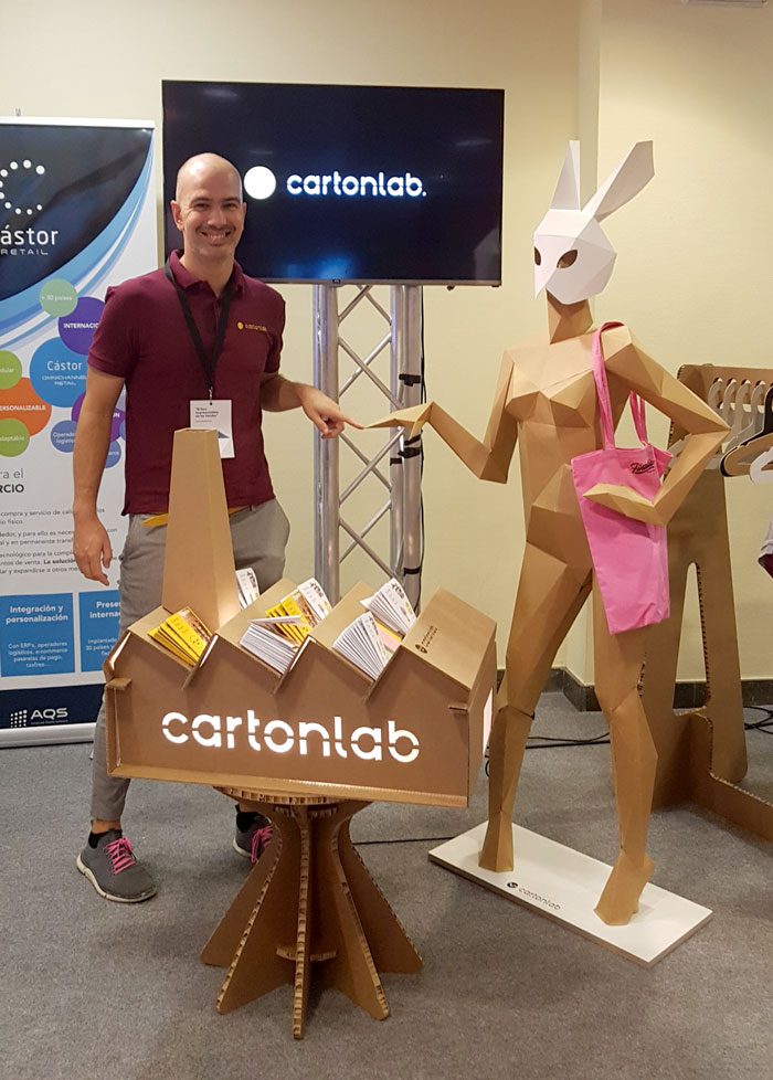 Nacho Bautista en stand para feria retail