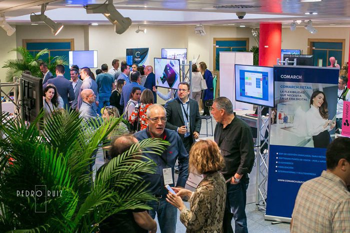 Zona de exposición e interacción en Murcia Shops Retail