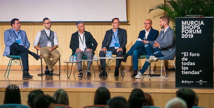 Mesa Redonda en Forum Shop