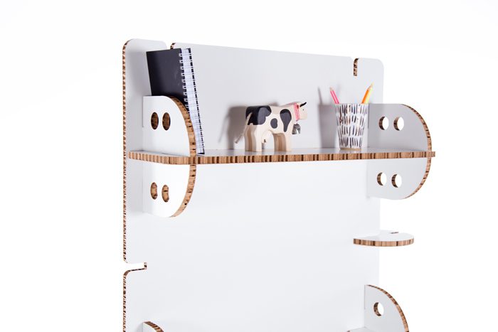 Detalle de Panellone blanco con objetos.