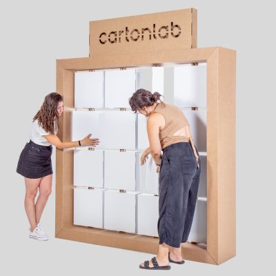 Panel módulos giratorios en cartón. Acabado kraft y blanco. Detalle de uso.