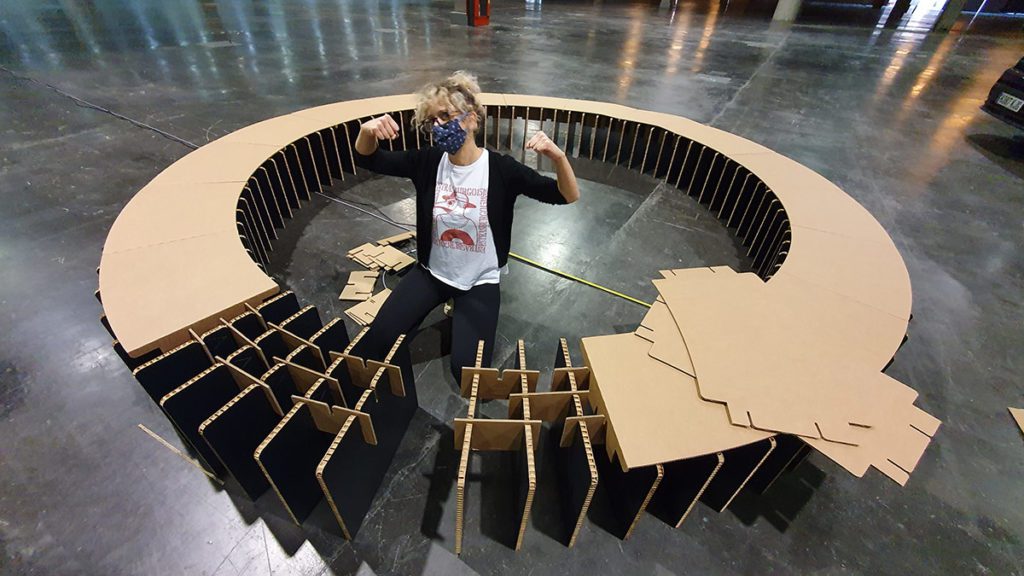 montaje escenario carton evento online