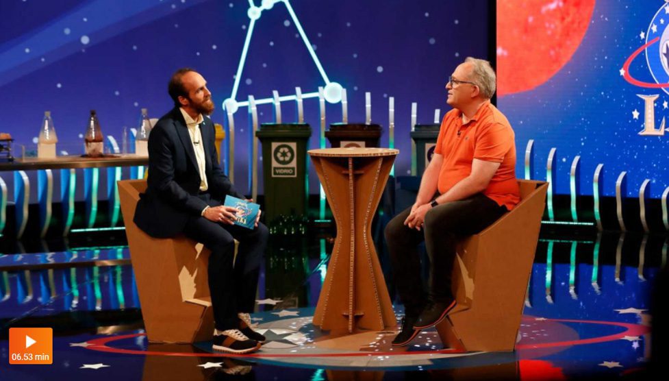 Decorados para televisión con muebles de cartón